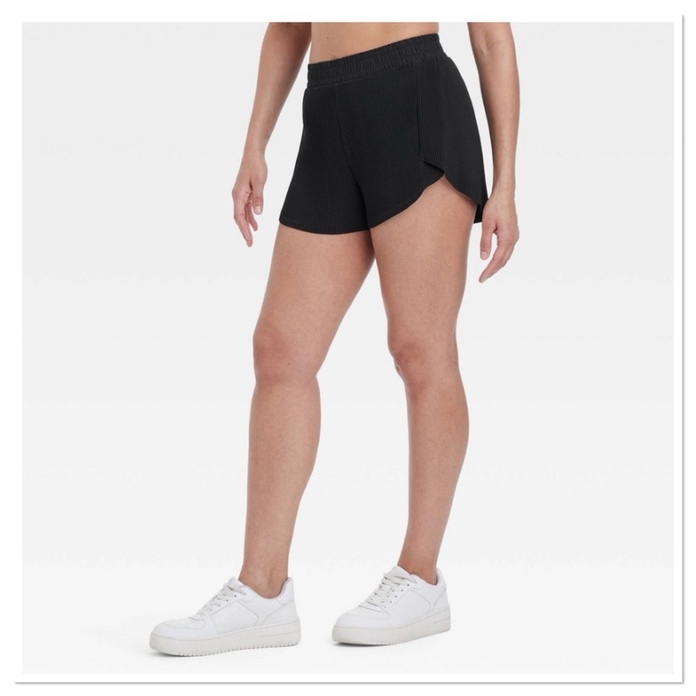 Women’s Mid-Rise Micro Pleated Shorts All In Motion Black